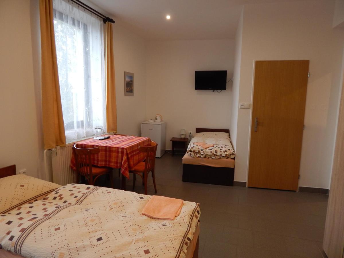 Penzion U Kašných Mníšek pod Brdy Exterior foto